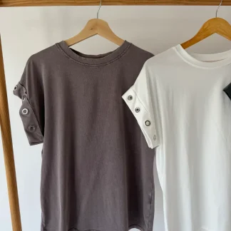 T-shirt com Tachas Abertas