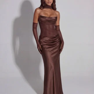 Vestido largo satinado con escote drapeado