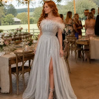VESTIDO CINZA PLISSADO COM PLUMAS