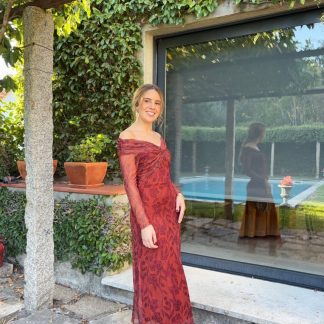 Vestido comprido com decote ombro a ombro e mangas em tule