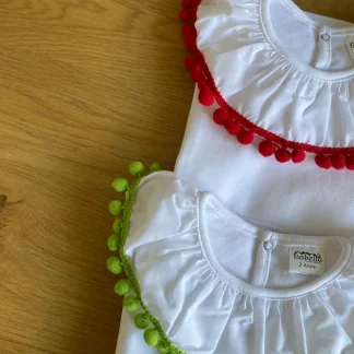 T-shirt com gola com pompom