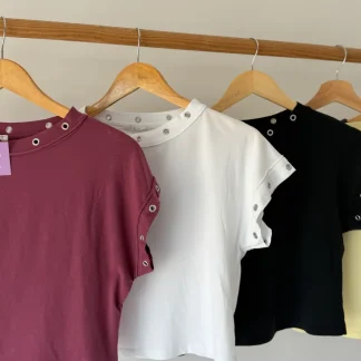 T-shirt com Tachas Abertas