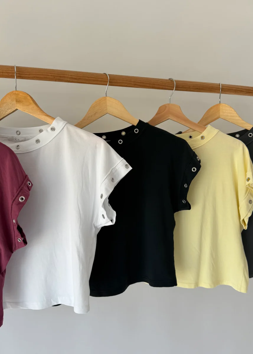 T-shirt com Tachas Abertas - Image 4