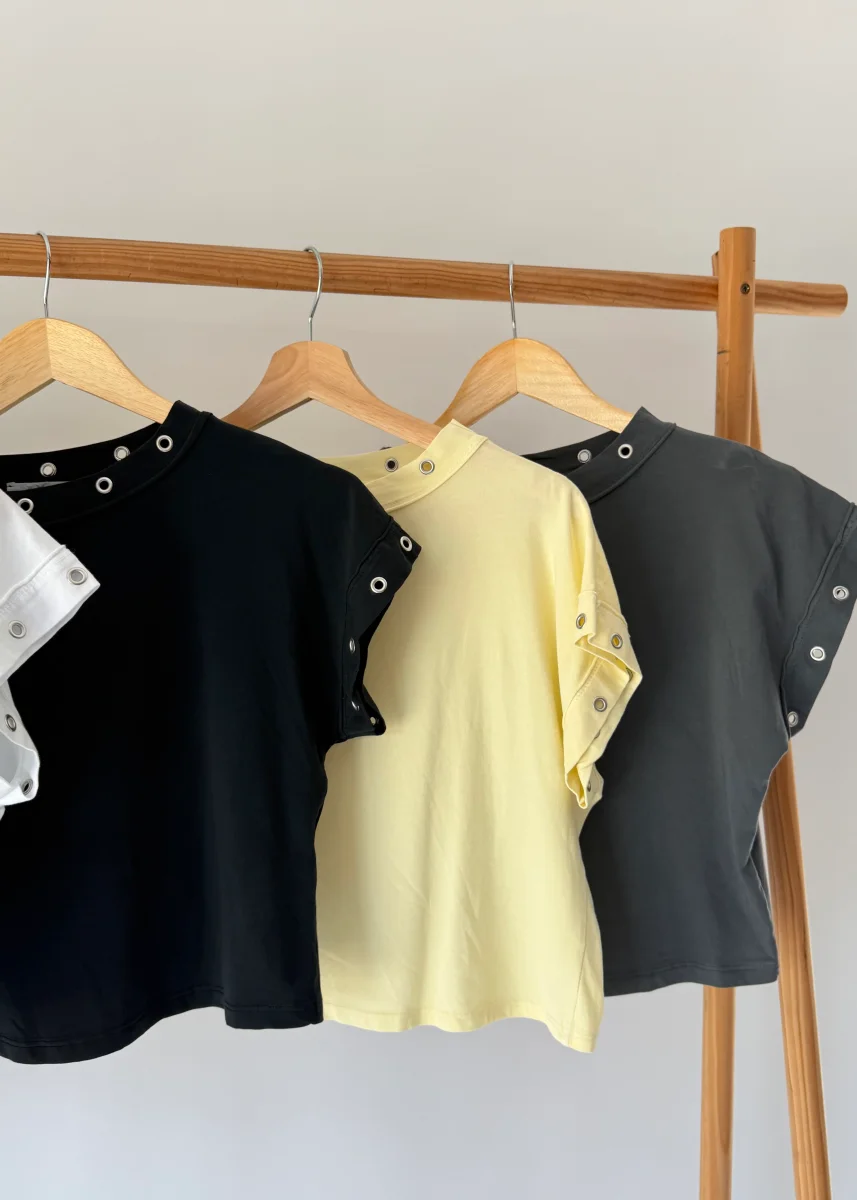T-shirt com Tachas Abertas - Image 5