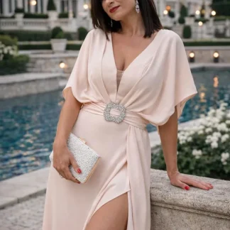 Vestido decote em V com cinto de brilho