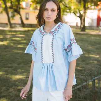 Túnica azul bordada